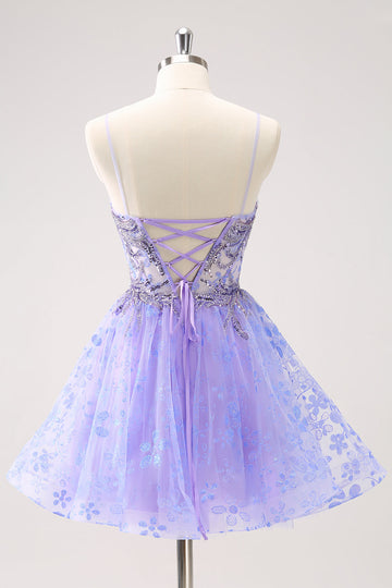 Vestido de fiesta corto con tirantes finos corte A y lentejuelas en color lila brillante
